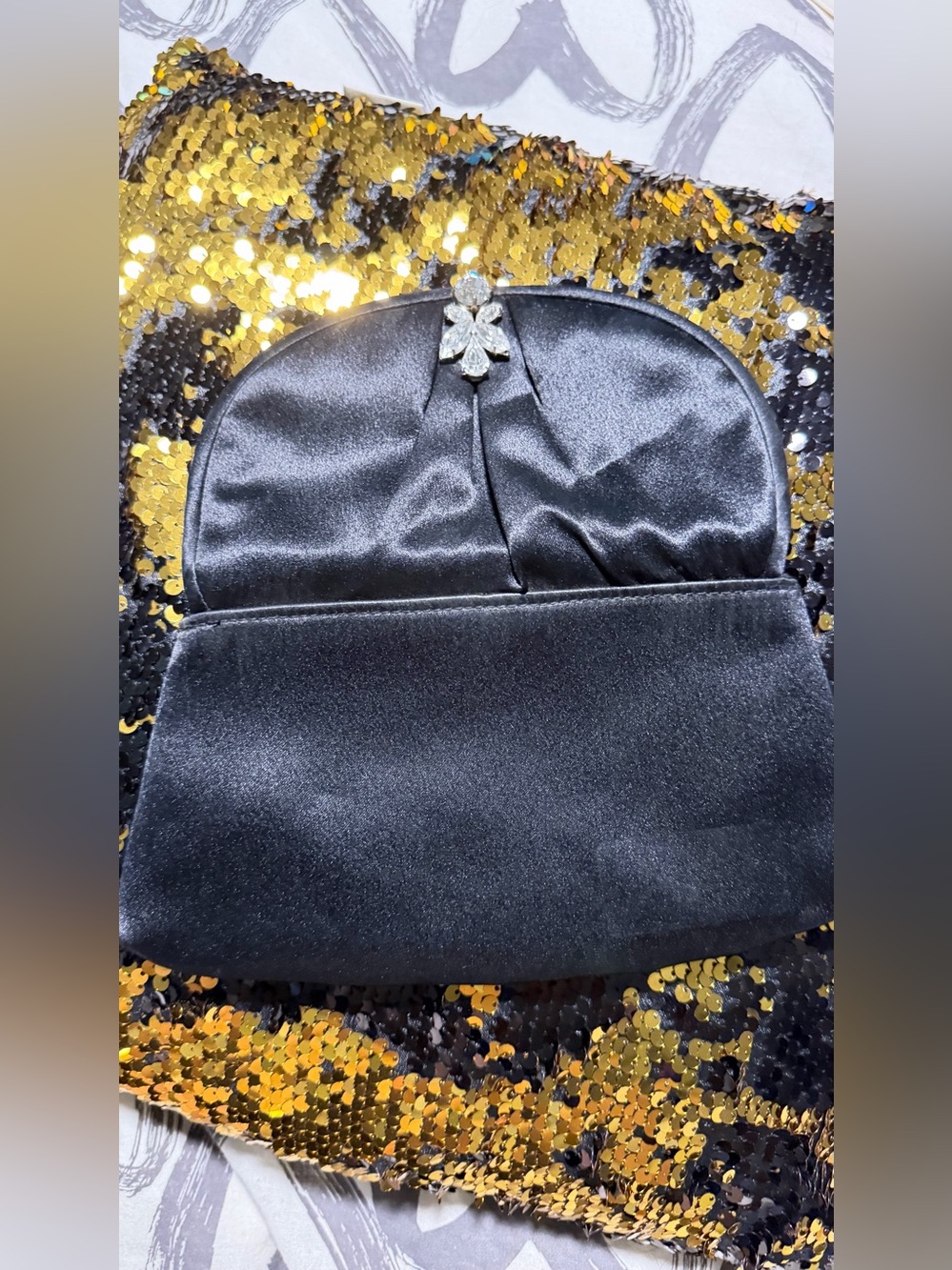 Lot of 6: 2 vintage clutch bags , 2 wallets,1 fabric tote & bonus gift - Picture 7 of 8